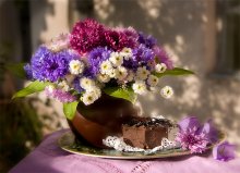 Schokoladenkuchen und Garten Kornblume / ***