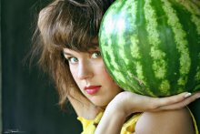 Mädchen mit Wassermelone / *****