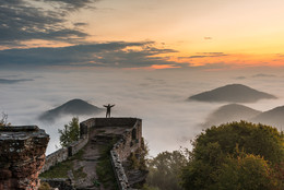 König der Welt / Im Herbst hat man des öfteren solche geniale Bedingungen. Auf einer hohen Burg oder einem Felsen ist man über der Nebelgrenze. Ein unbeschreibliches Gefühl