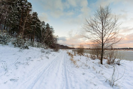 Verschneite Straße / ***