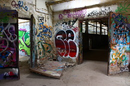 Farbfrohe Durchgänge / Ein verlassenes Gebäude nicht nur das Ziel von Urbexern und Obdachlosen, sondern auch der Graffiti-Szene.