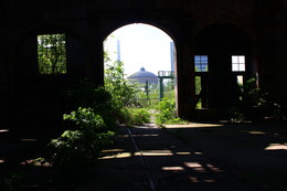 Tor zum Gasometer / Aufgenommen in einem verlassenem Lokschuppen in Leipzig.