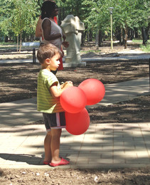 &nbsp; / red balloons