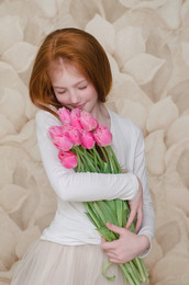 Mädchen mit Tulpen / ***