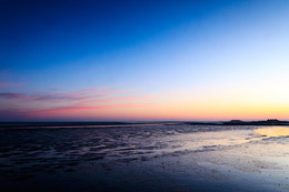 Das Licht des Wattenmeeres / Das Wattenmeer zwischen Föhr und der Hallig Langeneß, zwei Warften sind am rechten Bildrand zu sehen.
Entstanden im Februar bei winterlich kaltem Wetter zur Blauen Stunde.