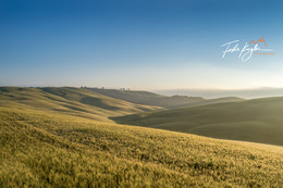 Guten Morgen! / Ein wunderbarer Sonnenaufgang in den toskanischen Hügeln nahe San Quirico d’Orcia Ende Mai 2018.