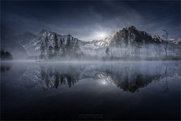 Nebelmorgen / Morgens bei Monduntergang am Almsee in Oberösterreich.