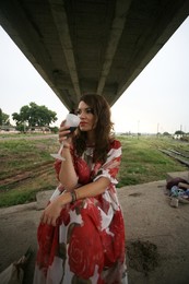 Under the bridge / ***