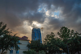 Wolken über der Stadt entstand ... / ***