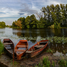 &nbsp; / three boats