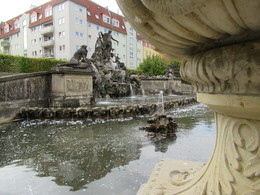 Dresdner Brunnen / Der Neptunbrunnen in Dresden. Eines der ältesten Wasserspiele in der Stadt, leider in einer Klinik versteckt.