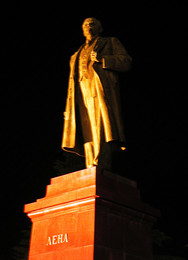 Es war der Abend / Denkmal bei Vollmond in Jalta