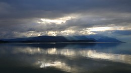 Der Kampf von Licht und Dunkelheit / ***