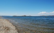 Ein Boot und viel Wasser / ***