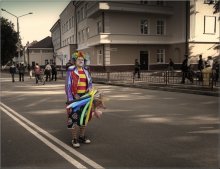 Über eine einsame grusnogo Clown und schlechte Eltern, die alle-alle Kinder versteckten ... / ***