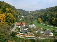 Blick auf das Tal und eine Burg in Prondnika Oytsove / http://maps.google.com/maps?f=q&amp;hl=en&amp;geocode=&amp;q=ojc%C3%B3w&amp;sll=37.0625,-95.677068&amp;sspn=32.80241,70.400391&amp;ie=UTF8&amp;ll=50.202884,19.828627&amp;spn=0.003028,0.01369&amp;t=h&amp;z=17