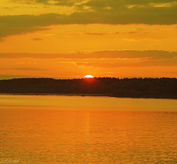 Goldener Sonnenuntergang. / ***