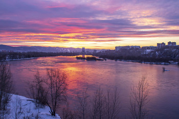 Sonnenuntergang über einem Fluss. / ***