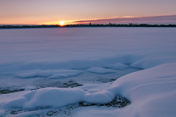 Sonnenuntergang über einem Fluss. / ***