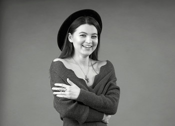 Das Mädchen in einem Hut / ***