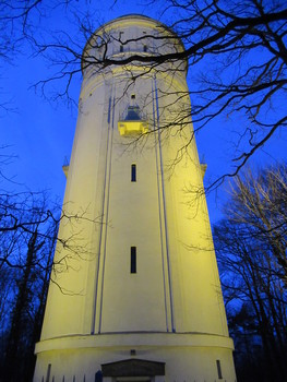 Nachts auf dem Weinberg / Der Wasserturm auf dem Radebeuler Weinberg am Abend. https://joergsfotografischeaugenblicke.de.tl/