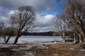 Teilweise bewölkt / ***