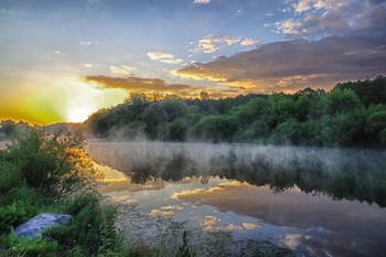 Sonnenaufgang auf dem Fluss / ***