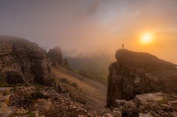 Chasing the Sun / ***