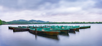 Westsee Boote / Boote auf dem Westsee in Hangzhou kurz vor Sonnenaufgang.