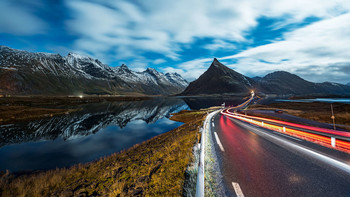 Lofoten Highway / Ein nicht ganz ernst gemeinter Titel. Da Nachts um 2:00 Uhr nicht all zu viele Autos auf den Lofoten fahren, habe ich mich entschlossen die Lichtspur mit meinem eigenem Auto zu machen. Mit Hilfe des Fernauslösers konnte ich vom Auto aus die Belichtung starten. Jetzt musste ich zügig fahren, damit die Leuchtspur bis zum Ende der Straße reicht.