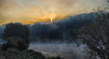 Sonnenaufgang auf dem Fluss / ***