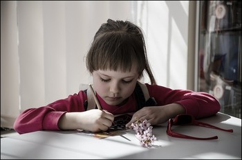 Mit einem Zweig der Kirschblüte / ***