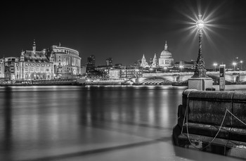 Die Lampe / Blick über die Thames zu St. Paul's Cathedral. Ich habe mich für eine Schwarz/Weiß-Umsetzung entschieden, da es in Farbe mir einfach zu Bunt war.