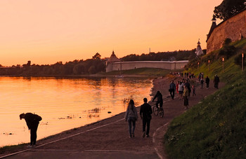 Gehen Sie bei Sonnenuntergang / ***