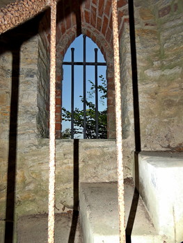 Licht und Schatten und ein Fenster / der Rodeneckturm über der Stadt Höxter, von oben gibt es ein schönes Panorama zu sehen, aber innen ist es auch interessant.