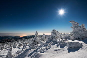 Nightlight / Erwähnte ich schon das ich Bilder liebe, die man erst auf dem zweiten Blick als Nachtaufnahme erkennt. An diesen Abenden auf dem Brocken (Harz), kurz vor der Mondfinsternis, war es ein leichtes, so in Bild zu machen. Mit dem Schnee und dem Licht des Vollmondes, war es dort oben unglaulich hell. Ich brauchte keine Taschenlampe für den anschließenden Abstieg.