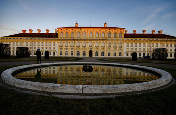 Bayrische Residenz / Das Neue Schloss entstand im Auftrag Kurfürst Max Emanuels, geplant als Residenz im Hinblick auf die erhoffte Kaiserwürde. 
Leider ging im Das Geld aus und aus dem Bayrischen Versailles wurde nur ein klein Anlage.