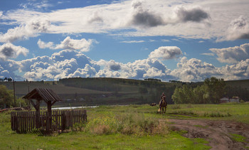 Gut im Dorf im Sommer / ***