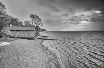 Der Schnee kommt / Ammerseeufer in Bavaria.
Mitte Januar erster Wintereinbruch.