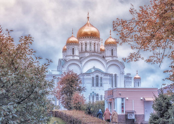 Verklärung-Kirche / ***