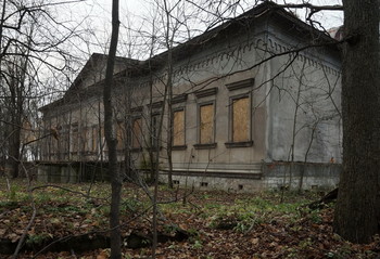 Haunted House / ***