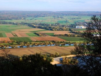 die Weser und der Solling / Blick über die Weser zum Rand des Solling, die Aussicht vom Rodeneckturm oberhalb der Stadt Höxter