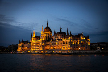 Ungarische Parlament / ***