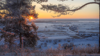 Sonnenaufgang über dem Fluss / ***