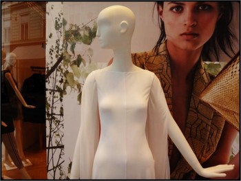 fashionable fantasmas / mannequins in the shopwindow - street/fashion shot