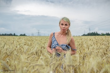 Mädchen auf dem Gebiet / ***