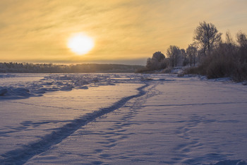 Sonnenaufgang auf dem Fluss / ***