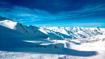 Mountain, snow and Ski / photo of a moutain filled with snow in the French Alps