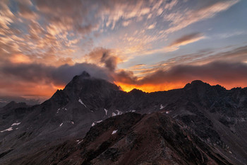 Sunrise at Corno dei Tre Signori-Guppo Ortles/Cevedale / The mountain owes its name to its geographical location. Its summit marked, in fact, since the Middle Ages, the meeting point of the border lines of three states: the Republic of Venice (to which the Camonica Valley belonged), the Grisons (of which the Valtellina was part until the 18th century) and the territory under the jurisdiction of the Episcopal Principality of Trento (i.e. the Val di Sole).
Even today, on the top of the Corno meet the provinces of Brescia, Sondrio and Trento, whose current borders are the same as those of the ancient states.