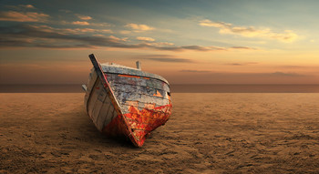 Vissuta / Barca abbandonata in una spiaggia del Salento in Italia.